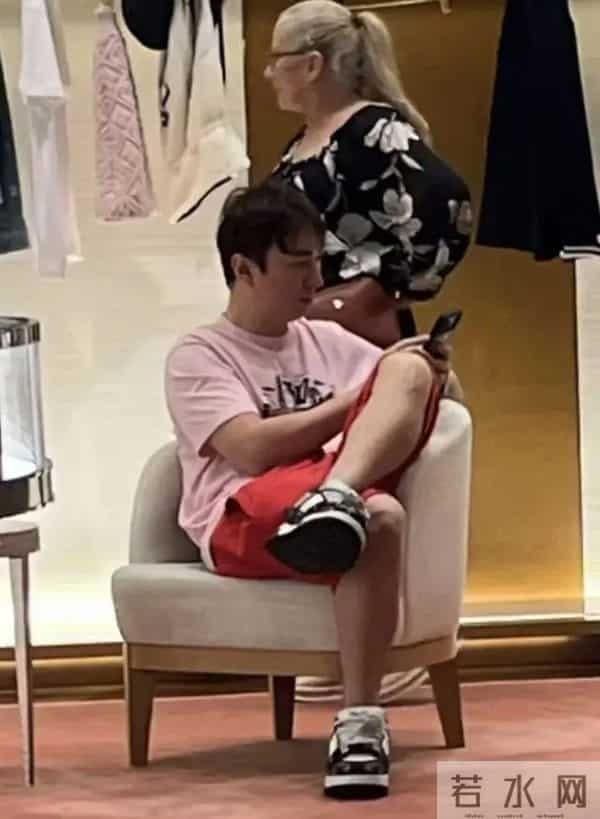 王思聪新欢直接坐大腿!懒懒已成过去式?奢侈品店亲密照引爆全网