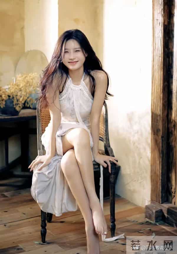 陈意涵裸脚写真好性感，前凸后翘身材有料，迷人的小妖精