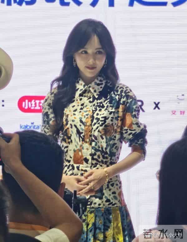 唐嫣今日上海进博会出席活动,穿浅蓝色印花桑蚕丝连衣裙好漂亮