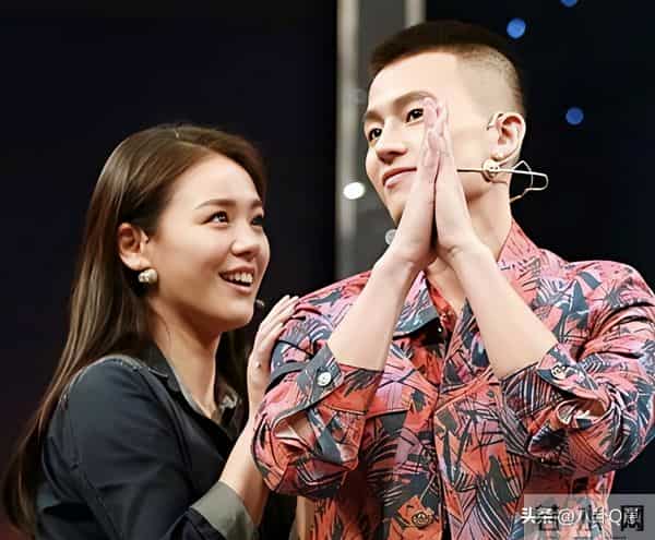 欧豪马思纯分手7年再同框，男方偷瞄女方表情微妙，网友呼吁复合