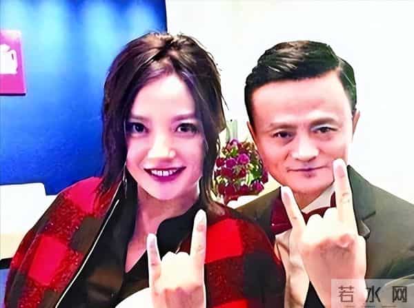 封杀4年,49岁赵薇近照模样大变,胃癌传闻真相大白,难走回头路