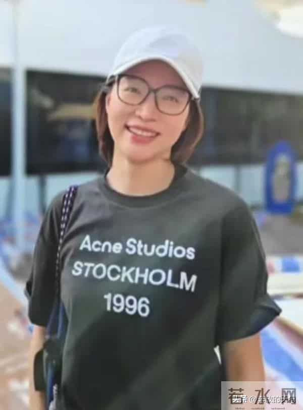 51岁董卿游苏州,打扮清爽和儿子一起,站姿还有主持人仪态