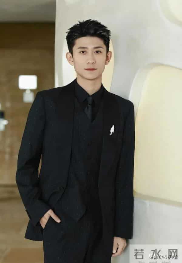 张一山竟然帅成这样了,真的好像京圈太子爷啊,一脸正气的帅!