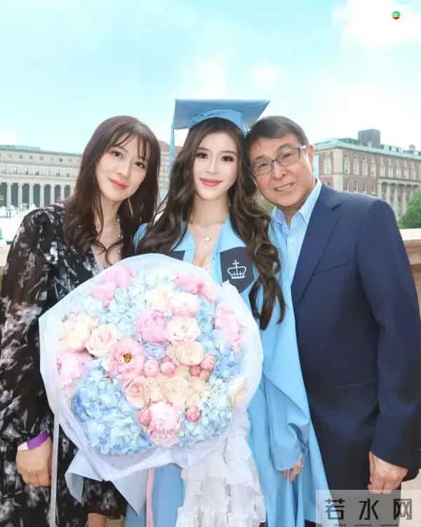 港姐冠军首度公开与男友毕业合照，大方展示甜蜜的恋情