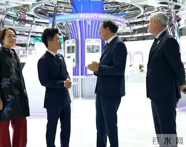 董宇辉双语走播进博会,自曝口语有错误