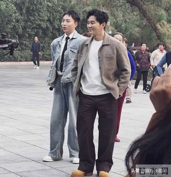 北京公园偶遇李晨!帅气逼人引大妈疯狂,场面一度失控!