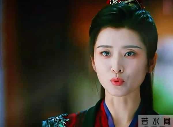 《暗河传》她俩相差1岁，却要演母女，男友也参演看起来老多了