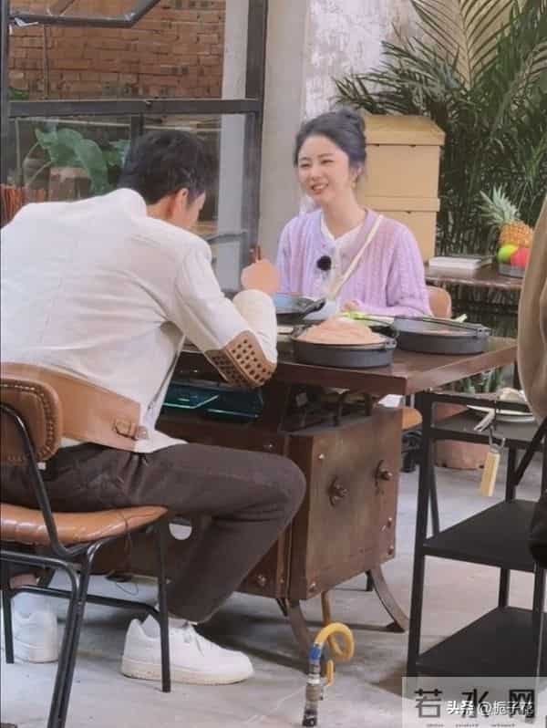 谭松韵吃火锅被偶遇,她的脸好圆,眼睛小小的,真的好可爱好美啊