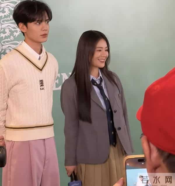 马思纯现身德基出席活动，穿学院风套装状态超好，就是鞋子太丑了