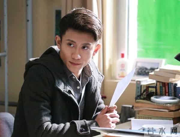 被“发腮”的张一山惊艳,33岁终于长开,网友:杨紫得避嫌了