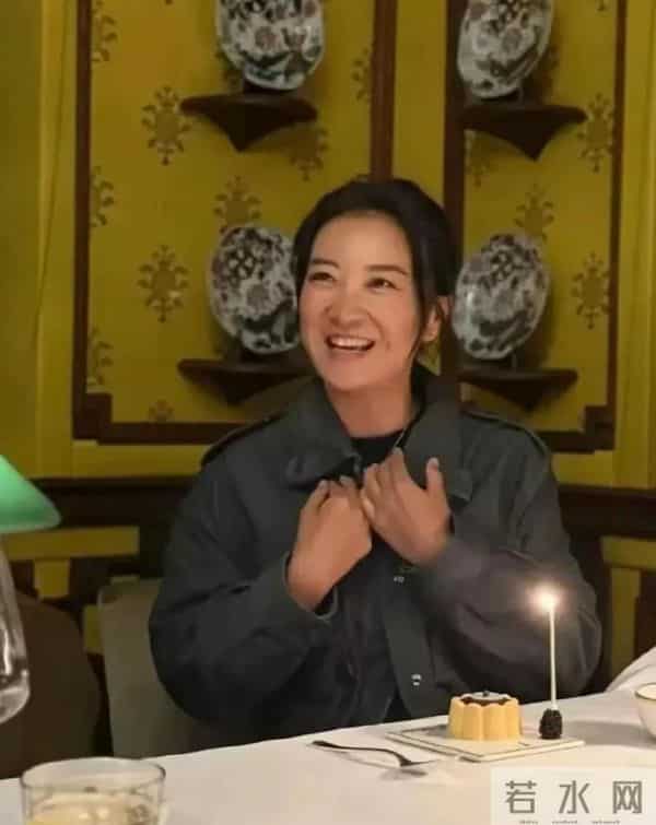 贾玲在上海过43岁生日!打扮贵气身材没有复胖,气质终于不土了!
