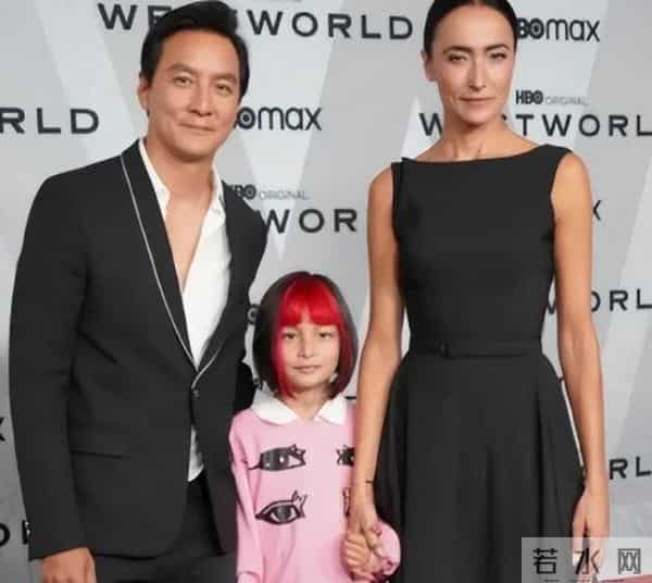 自曝近10年没夫妻生活，吴彦祖晒妻子素颜照片，真是“丑”的可怕