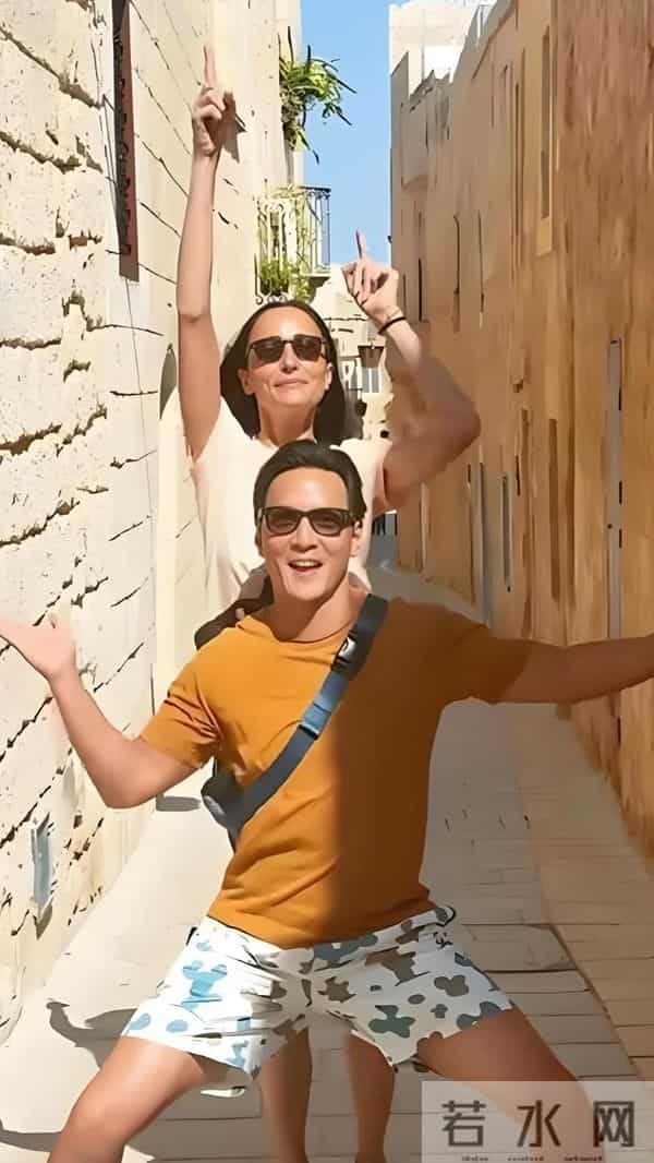 吴彦祖晒与妻子合影!Lisa皮肤粗糙褶多还秃顶,网友:以为是兄弟