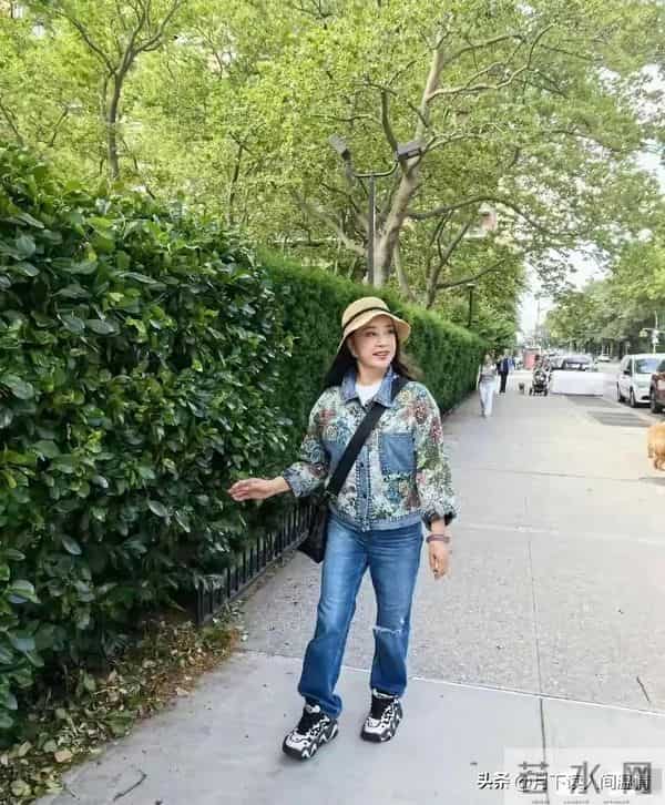 刘晓庆七十多岁年纪 瞧瞧人家打扮得极为优雅 可真是个活得通透的人