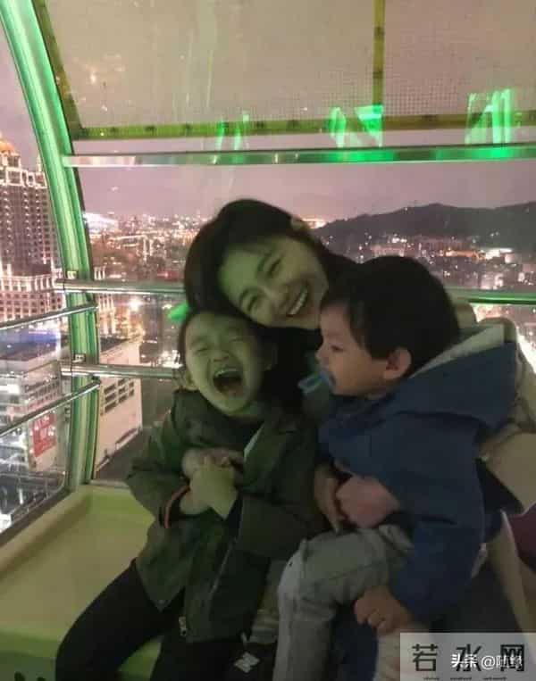 一家子成都打卡鲜鱼馆,玥儿气质佳,正面像及妈妈大S