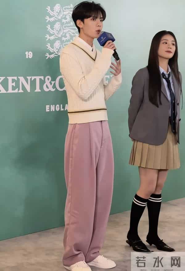 马思纯现身德基出席活动，穿学院风套装状态超好，就是鞋子太丑了