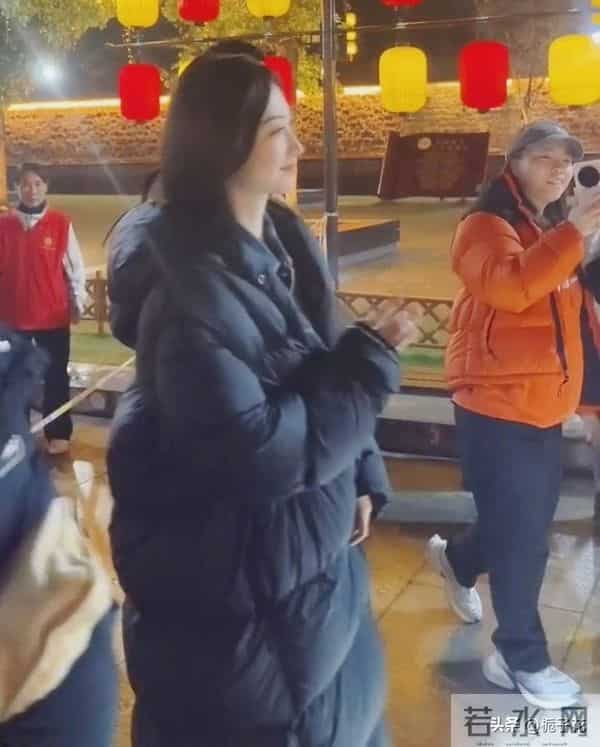 37岁景甜在安徽被偶遇，她穿着棉衣，脸胖了一些，皮肤白白的好美