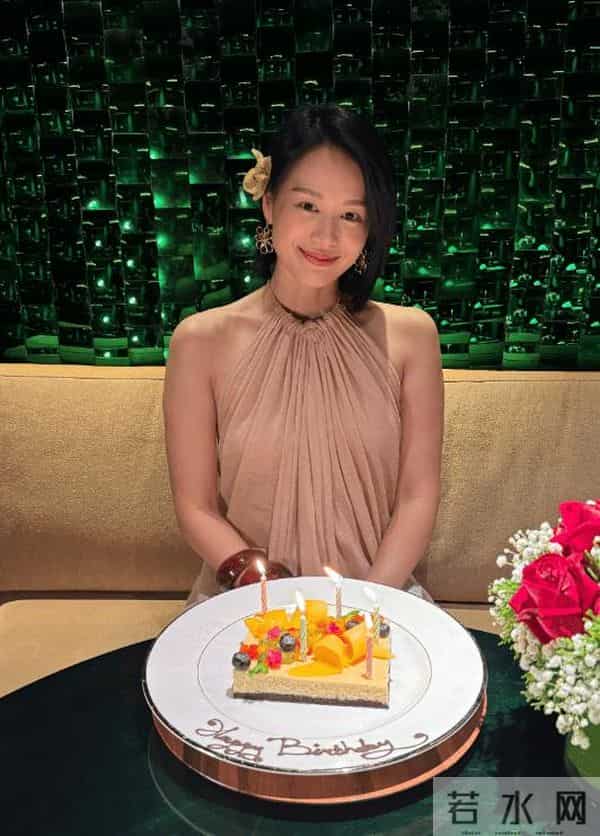 李乘德晒照为胡杏儿庆生 此前因独自去夜店引争议