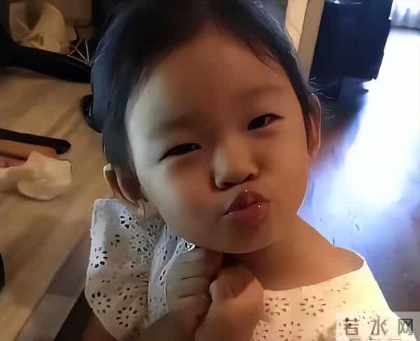 大S离世8个月，玥儿再现妈妈的经典动作，长发模样好漂亮