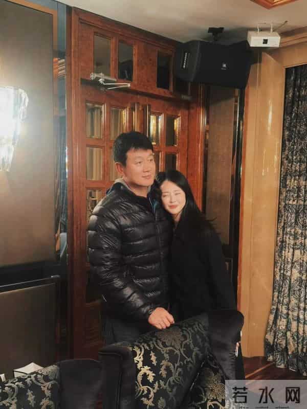 关悦为闺蜜董璇庆生，两人相识25年感情超好，两家孩子也是好朋友