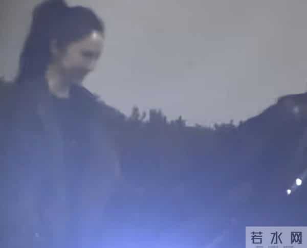 董璇46岁生日聚会,和张维伊送宾客后牵手回家,张维伊短发还挺帅