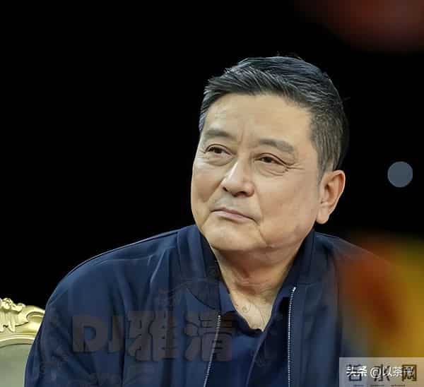他曾是北影厂第一美男，退居幕后20年担任制片人，如今老的不敢认
