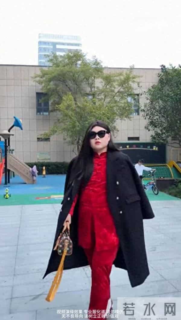 模仿李湘穿搭，网友调侃“开庭带着你这堆聚酯纤维地摊货”，专家：聚酯纤维也有贵的