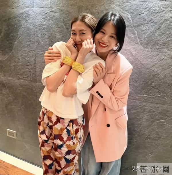 李乘德晒照为老婆庆生 胡杏儿手上两个大镯子抢镜 比送胡定欣的大