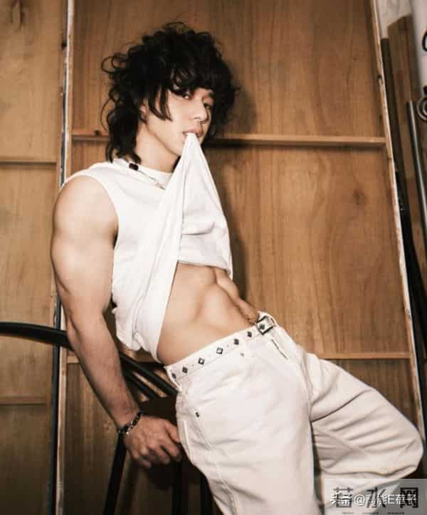 他曾因长胖被嘲,减肥变爆炸头帅哥,今成谢霆锋师弟猛晒腹肌!