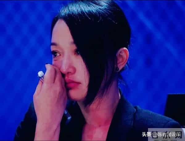 50岁周迅头发花白,瘪嘴模样一脸老态认不出,无儿无女成最大遗憾