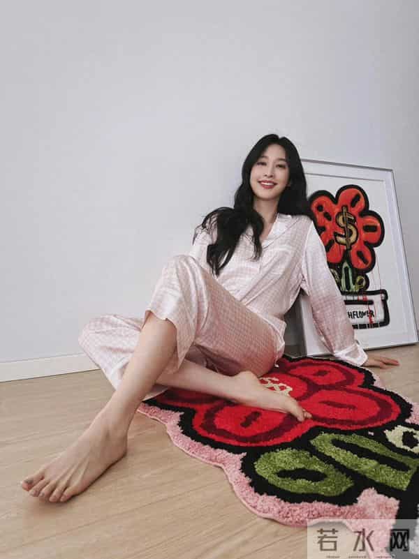 张俪光脚丫妆造精选