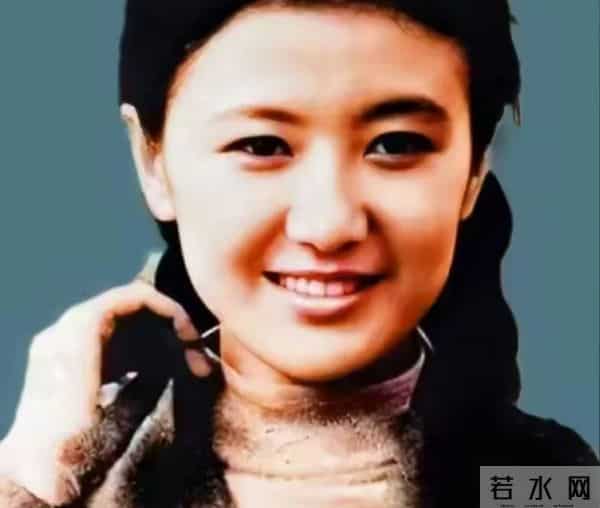 她曾是央视第一美女,赴港生子后离开央视,如今远居美国不再露面