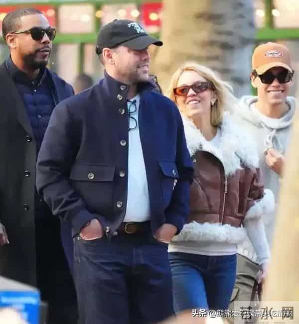 28岁悉尼妹真豪放，与44岁新男友公园激吻，欧美娱乐圈穿搭真独特