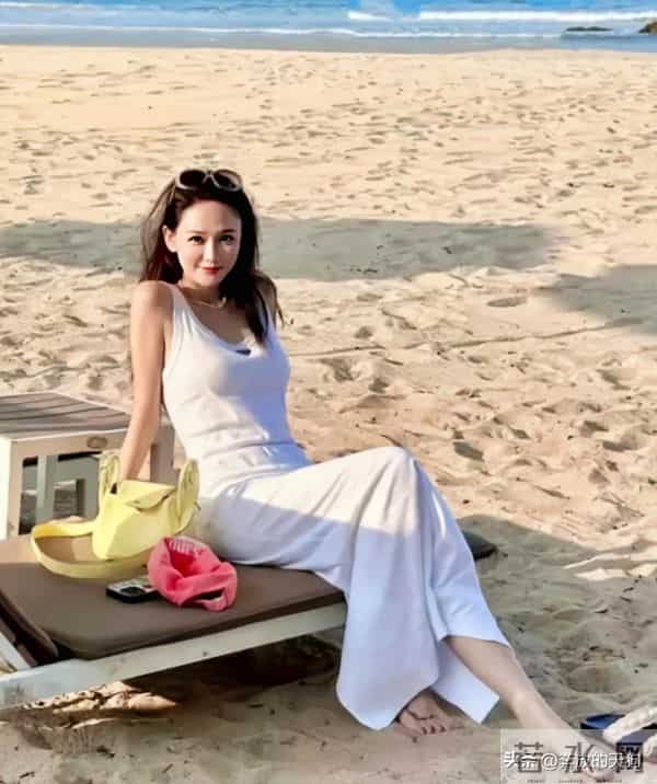 陈乔恩和老公到马尔代夫旅游,穿泳装大秀好身材,状态似少女