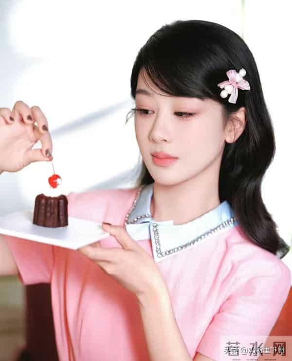 杨紫喊停“老师”称呼：娱乐圈的客套话该降温了？