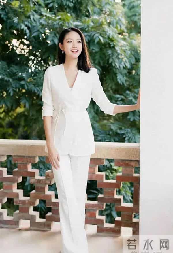 张梓琳留齐肩发，身穿一袭白色西装款套装优雅不失甜美范儿