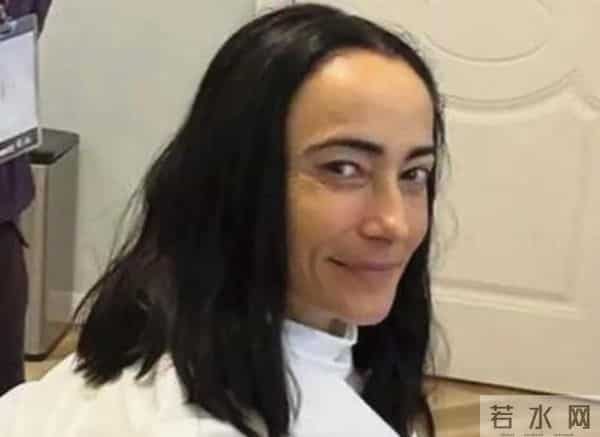 自曝近10年没夫妻生活，吴彦祖晒妻子素颜照片，真是“丑”的可怕