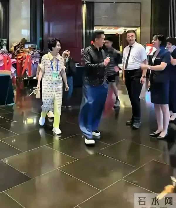 阎维文携妻回平遥，68岁妻子好瘦好显老 与丈夫同框就像两代人一样