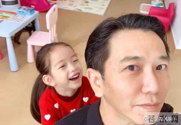 香港演员温兆伦的现状:61岁定居北京,依然帅气,10岁女儿很漂亮