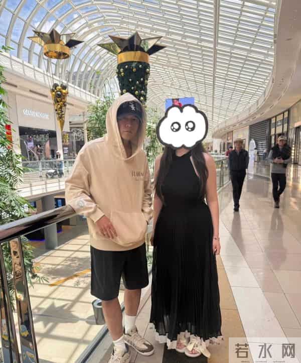 周杰伦带老婆在墨尔本,没胡子满脸褶,眼袋硕大跟半月前判若两人