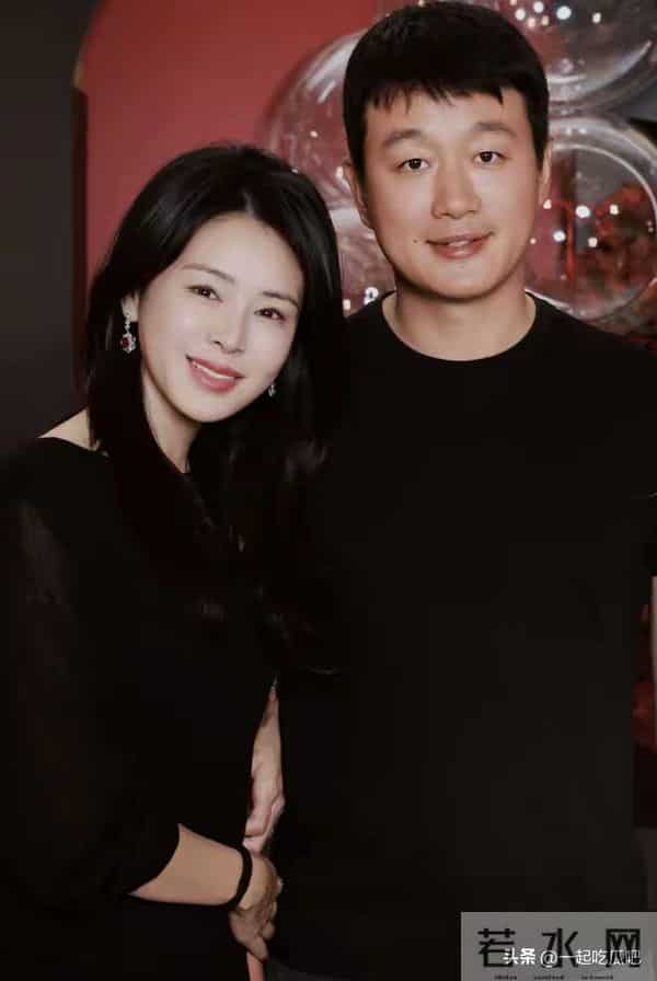 佟大为夫妇为董璇庆生,关悦挽着老公好恩爱,姐妹团在KTV唱歌