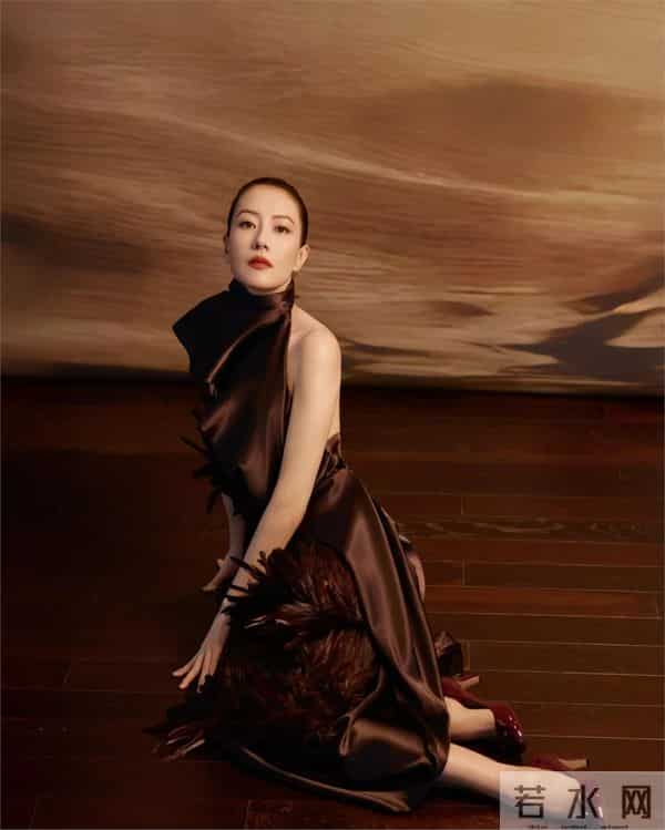 46岁高圆圆活动生图:脸上褶子多含胸驼背,她身边整容脸网红惊艳