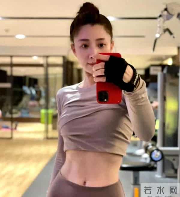 她是演员中的女富豪，豪车多的开不过来，如今45岁却活得像20岁