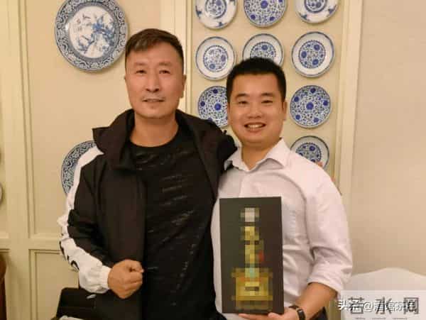 他靠《亮剑》火遍全国,如今55岁白发丛生,一身肌肉太亮眼