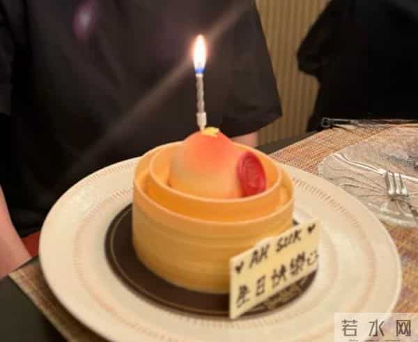 王家卫搭档张叔平现状,头发花白和梁朝伟过生日,蛋糕好小显寒酸