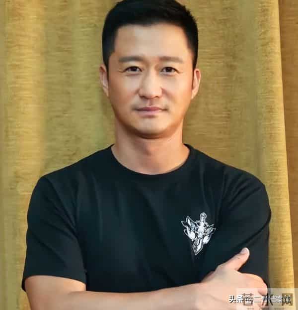 吴京深夜发文，短短4个字就让网友炸开了锅，担心的事还是发生了