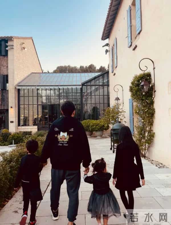 周杰伦带老婆在墨尔本,没胡子满脸褶,眼袋硕大跟半月前判若两人