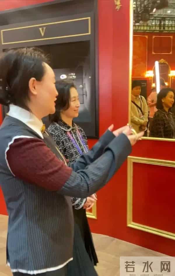 胡兵上海进博会遇何超琼,两人拍照合影!