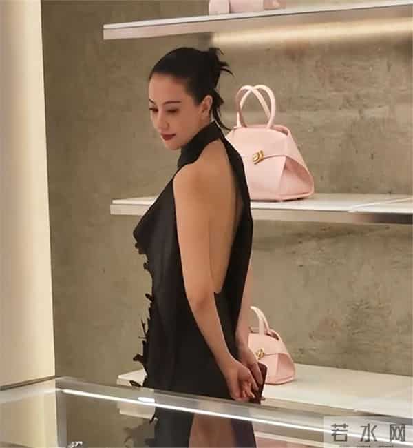 46岁高圆圆活动生图:脸上褶子多含胸驼背,她身边整容脸网红惊艳