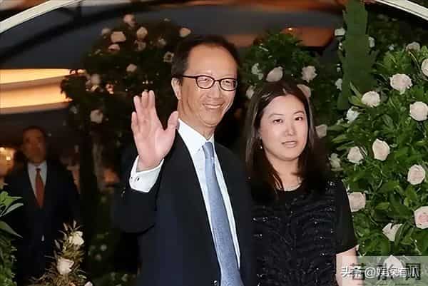 恩爱23年,73岁梁锦松逐渐变老,47岁伏明霞貌美如花